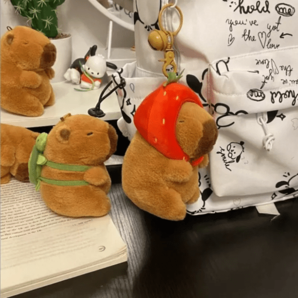 Chaveiro de Pelúcia Adorável- Capivara com Toca de Morango - Imagem 4