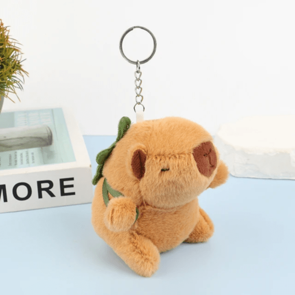 Chaveiro de Pelúcia Adorável- Capivara com Mochila de Tartaruga - Imagem 2