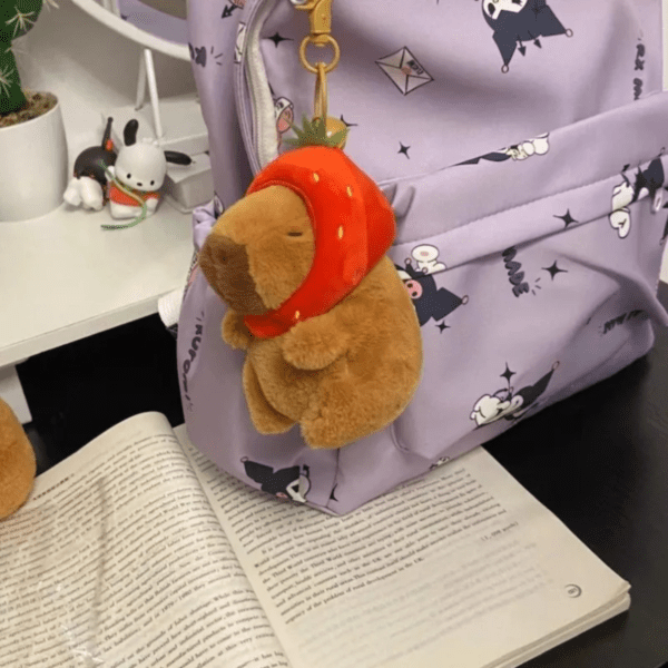 Chaveiro de Pelúcia Adorável- Capivara com Toca de Morango - Imagem 3